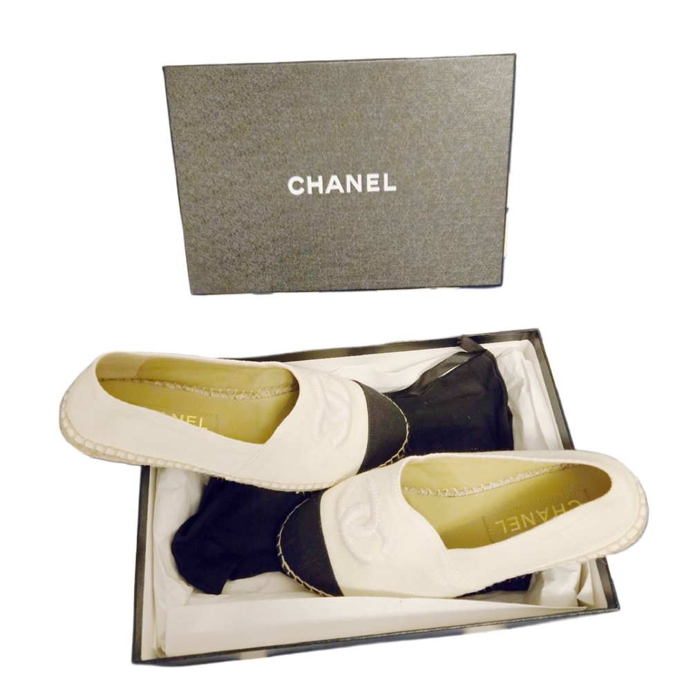 Chanel Women's Cream and Black Canvas CC Espadrilles, Like New - Picture 4 of 8